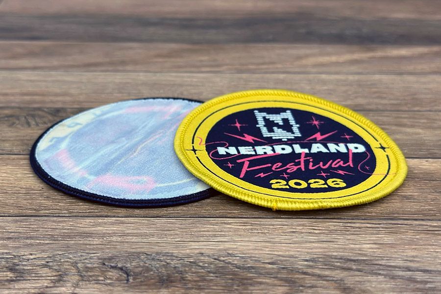 geweven patches met strijklaag achteraan en lockrand voor Nerdland Festival 2026